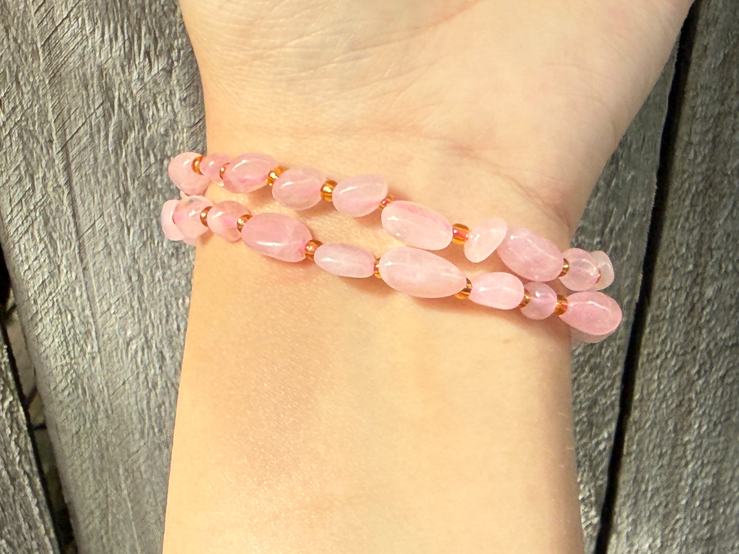Pulsera de cuarzo rosa con forma libre