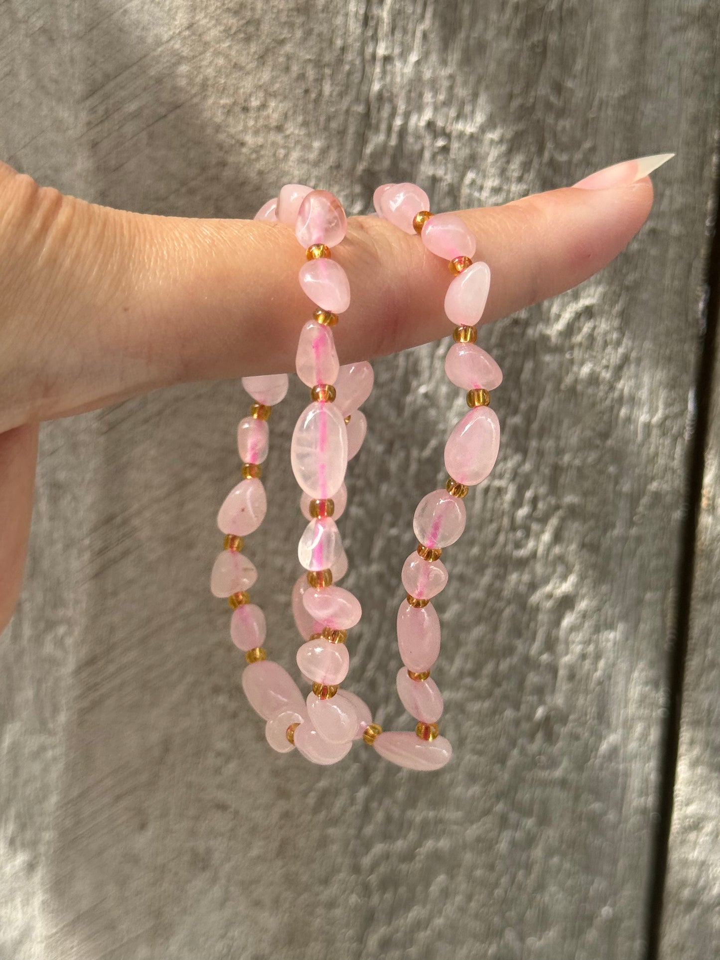 Pulsera de cuarzo rosa con forma libre