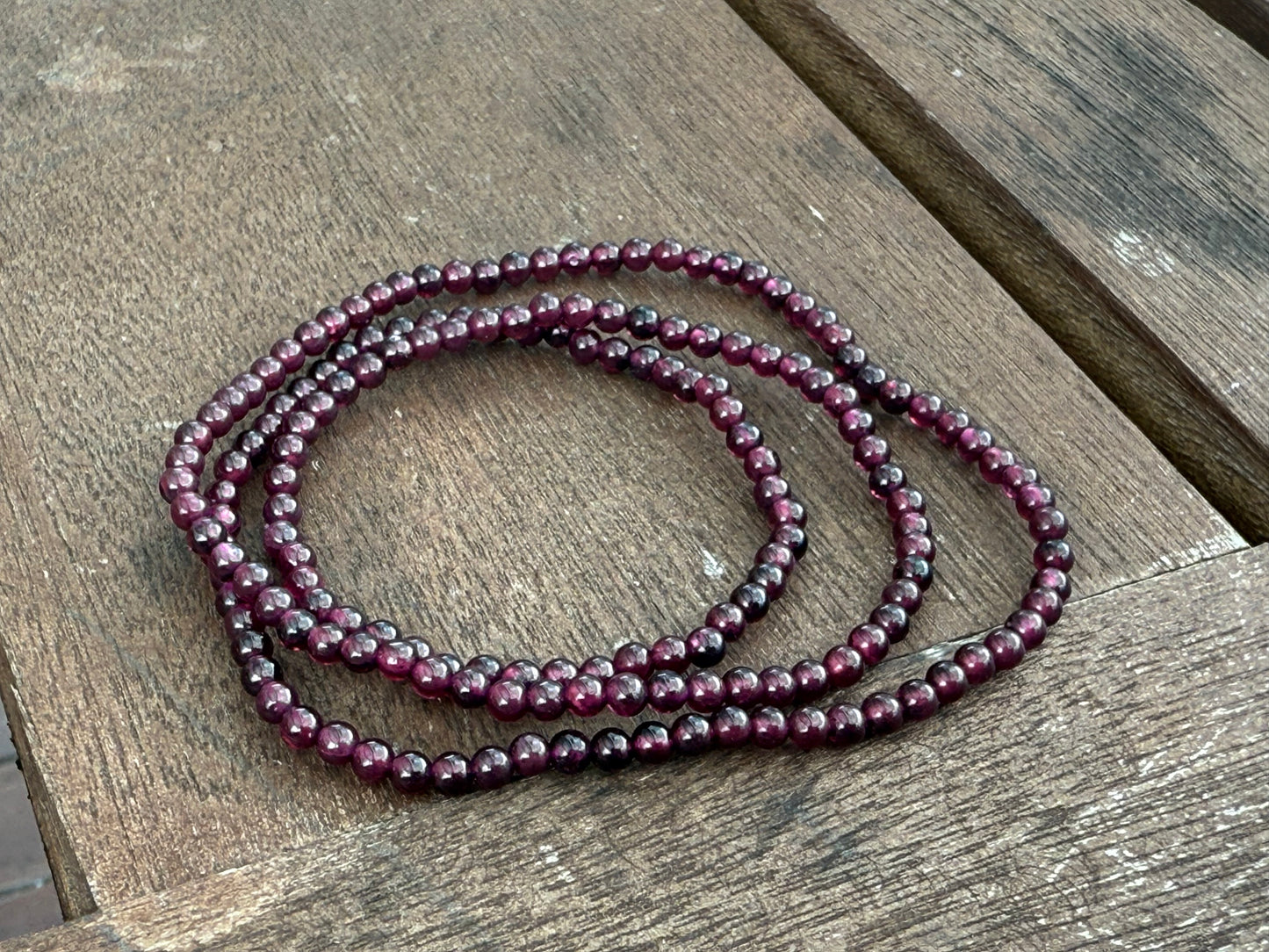 Pulsera multicircular de granate almandino