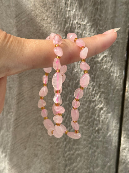 Pulsera de cuarzo rosa con forma libre